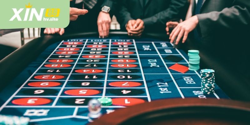 Bàn baccarat trực tiếp tại casino xin88 hiển thị dealer chia bài